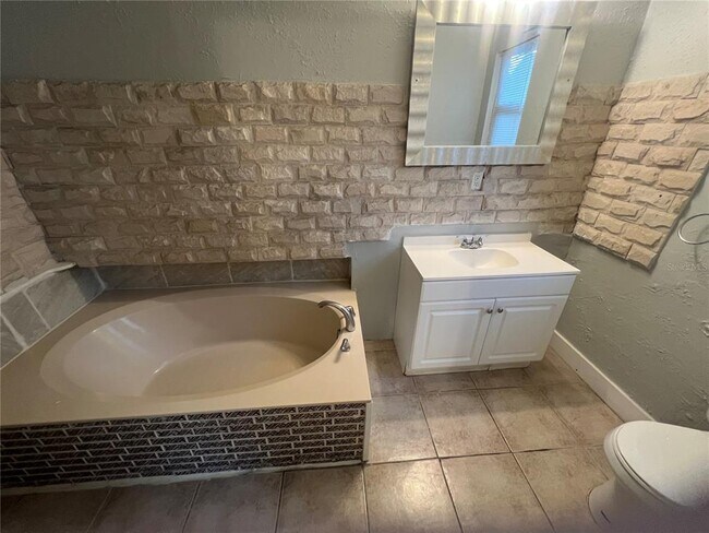 Building Photo - 2102 14th St S