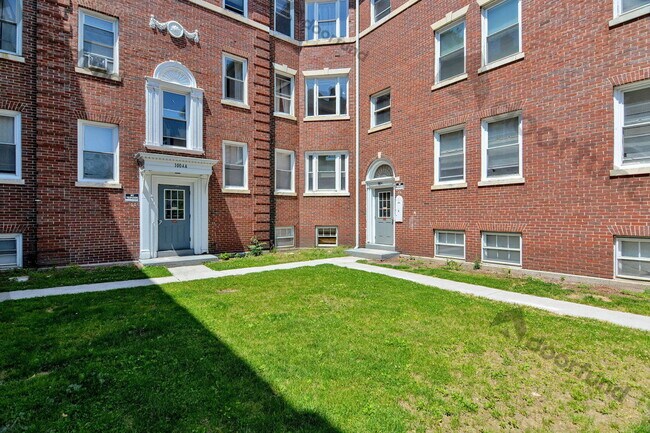 Building Photo - 1008 Main St