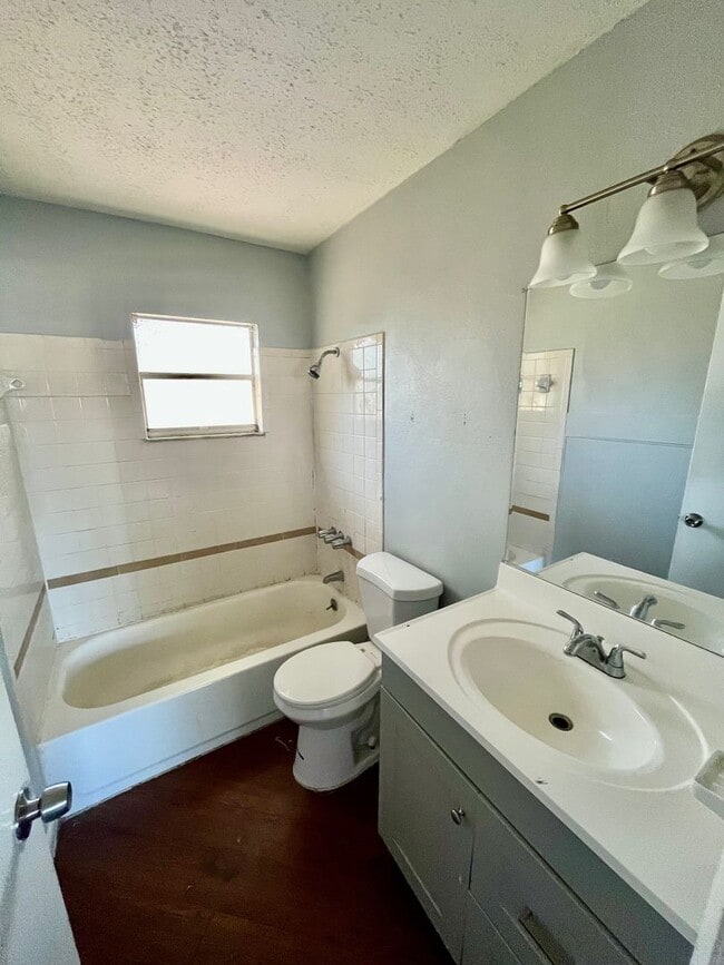 Building Photo - Spacious 2BR/1BA Conveniently Located Lakeland Duplex!