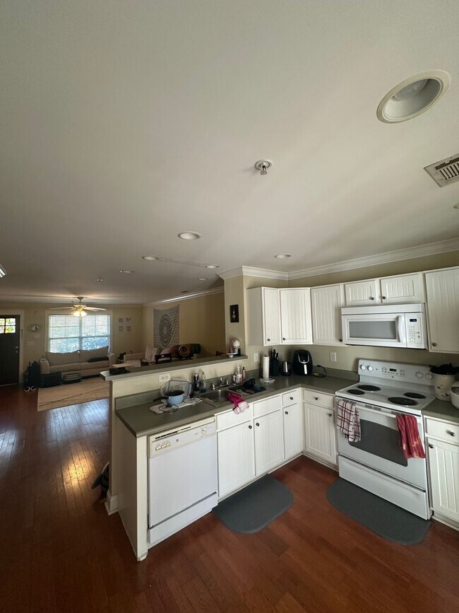 Building Photo - 2 Bedroom 2 Bathroom in gated community of the Summit