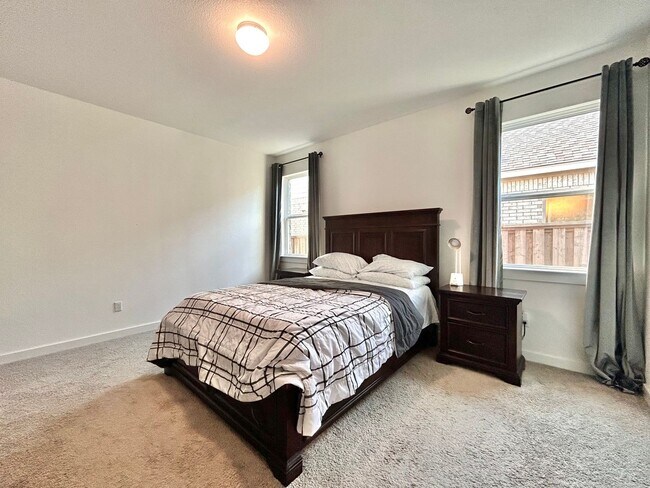 Building Photo - Inviting 4-Bed, 2.5-Bath Home with High Ceilings and Covered Deck