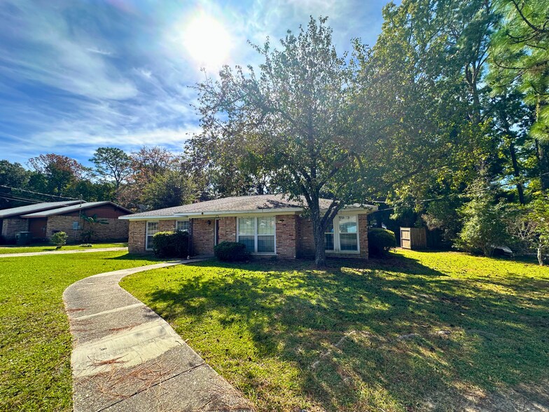 Building Photo - 110 Windsor Dr