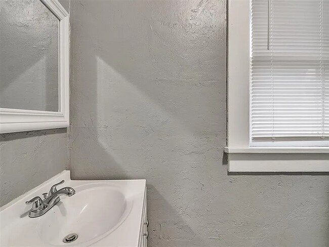 Building Photo - N. McKinley Ave - Triplex