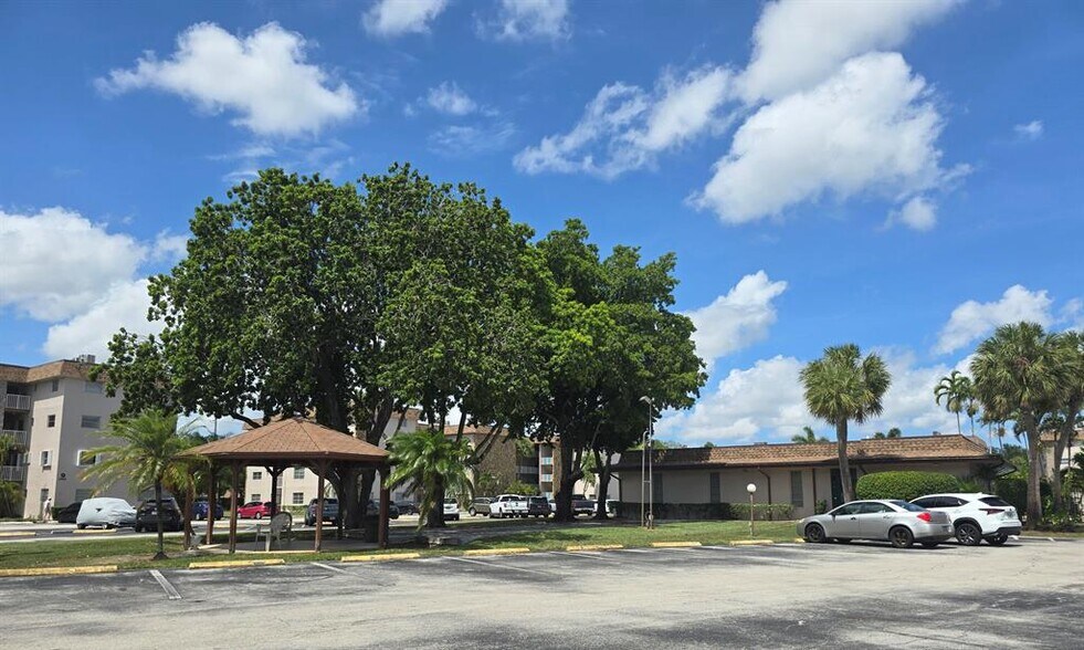 Building Photo - 2461 SW 82nd Ave