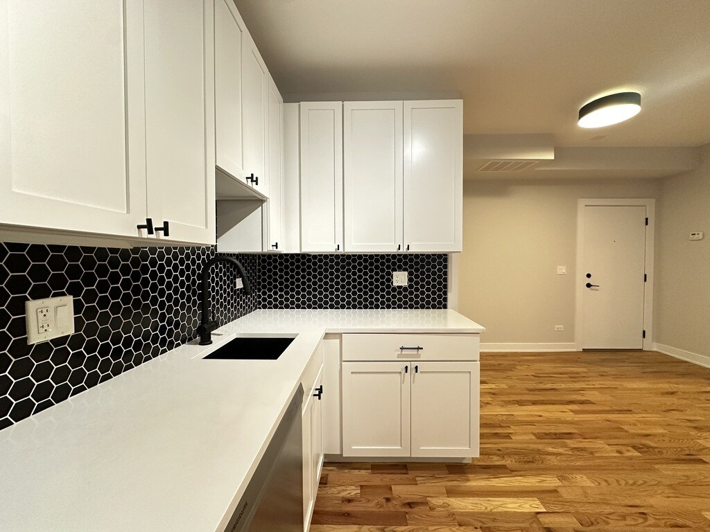 Building Photo - 645 W Wrightwood Ave