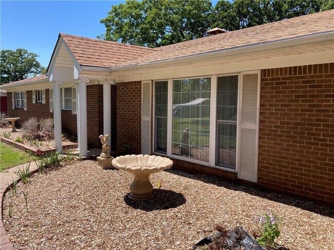 Building Photo - 927 Skyline Dr