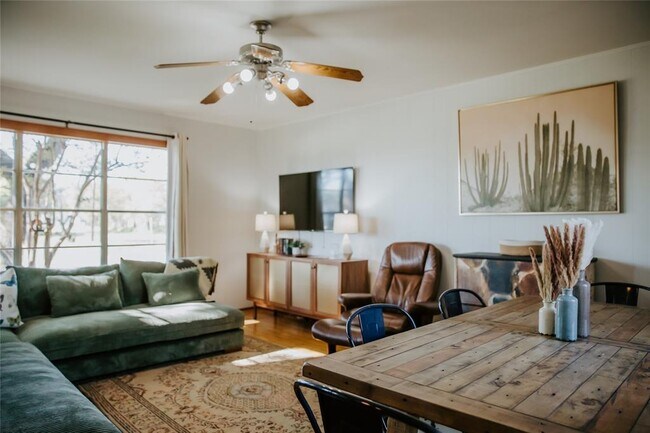 Building Photo - 604 W Pecan Dr