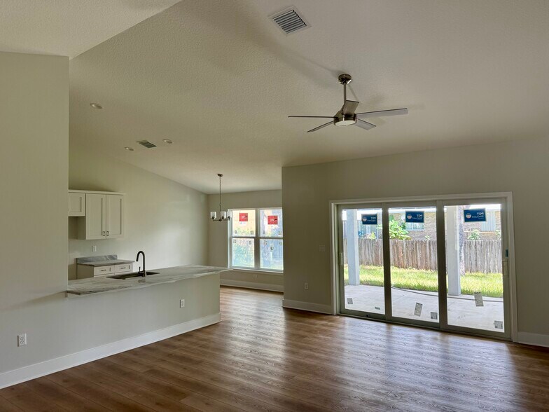 Building Photo - 737 Rolling Hill Dr