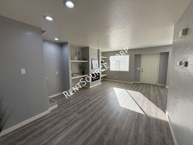 Building Photo - 2 Bedroom/2.5 Bathroom Two Story Town Home...