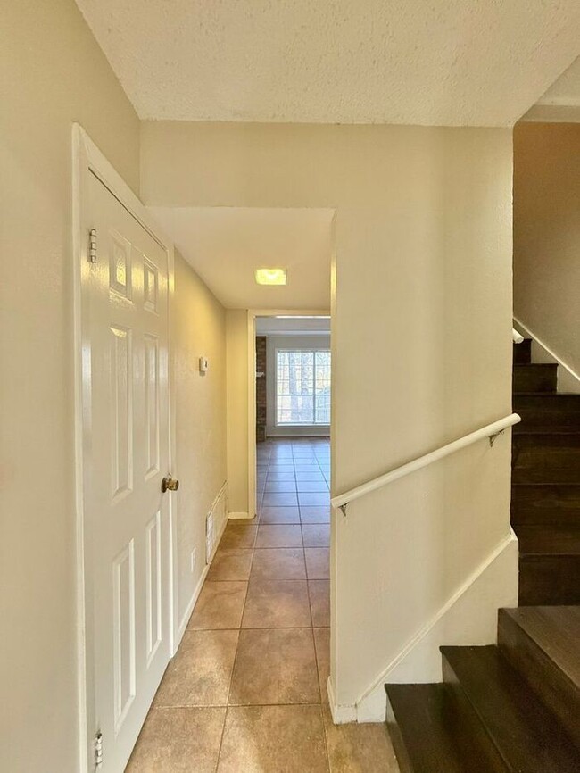 Building Photo - Tour Today! Spacious 3 Bed, 2.5 Bath Duplex