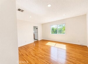Building Photo - 1372 W 36th St