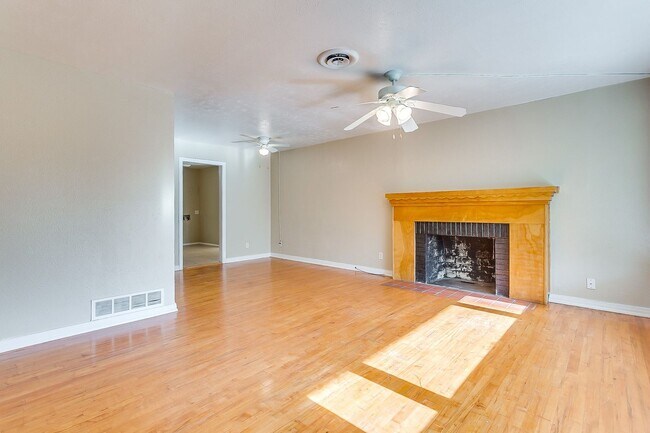 Building Photo - Ready for New Tenants- 2 bedroom 1 bath with an Additional Flex Room  Minutes from TCU- 76109
