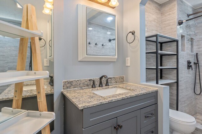 Building Photo - Completely Renovated Home in Niceville!