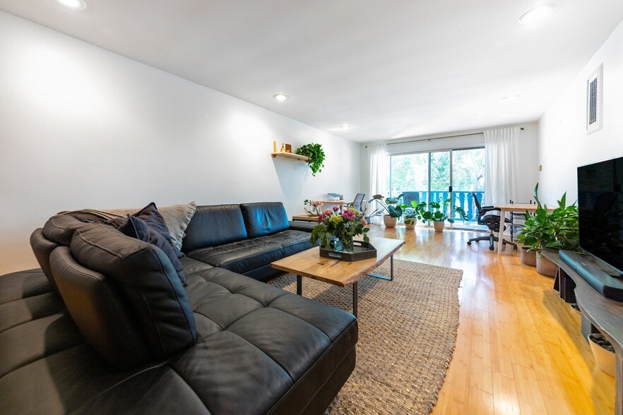 Large sliding glass doors to patio. - 1255 10th St