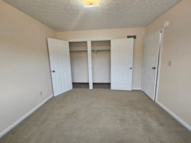 Building Photo - Ravenna 2 Bedroom 1 Bath Duplex
