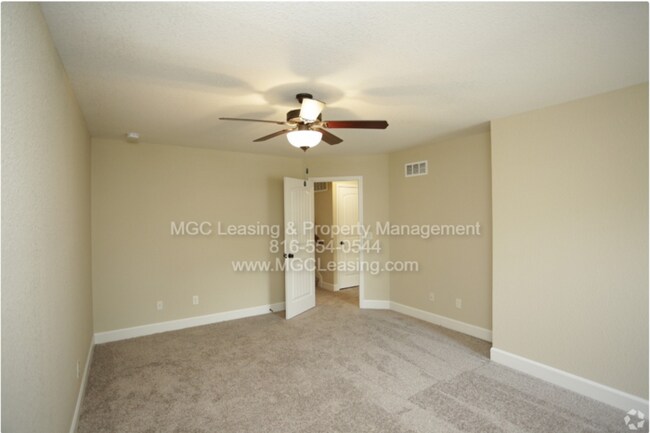 Building Photo - Luxury Living in Lee's Summit