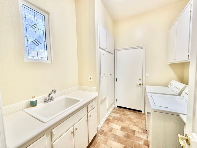 Building Photo - Beautiful Single-Level Custom Home with Serene Backyard Space in the Lovely Peppertree Park Commu...
