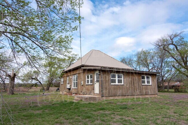 Building Photo - Charming 2-Bedroom 1-Bath + Bonus Room Far...