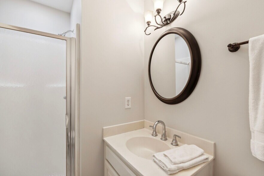 full bath downstairs - 1614 Brentwood Pointe