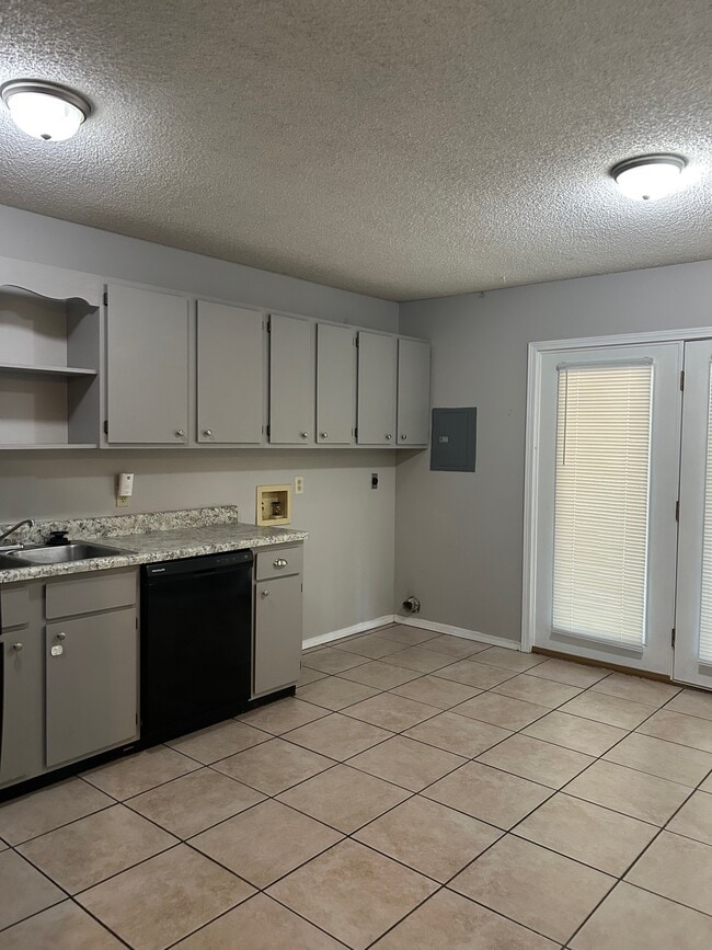 Building Photo - 220 Brooke Lynn Dr