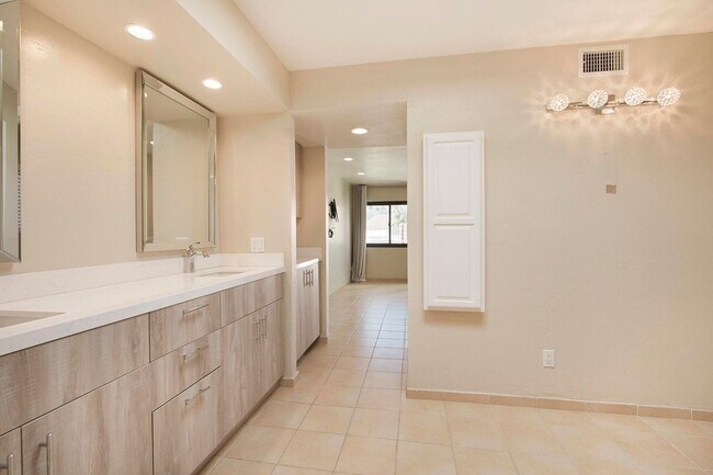 Building Photo - 73318 Shadow Mountain Dr