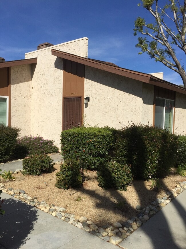 Building Photo - 1328 Vista Serena Ave