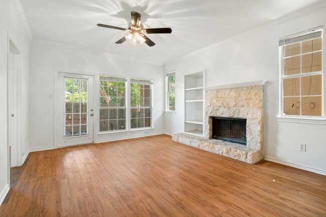 Building Photo - BEST 2 BEDROOM - PRIVATE YARD - PRIVATE GA...