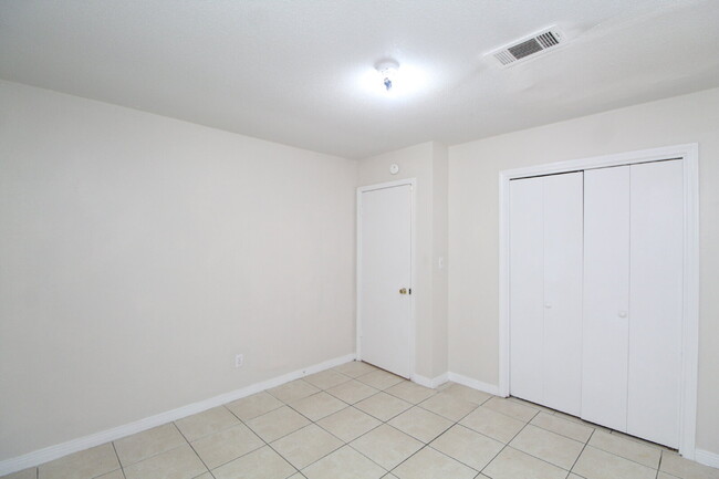 Building Photo - Affordable 2BR Duplex Near UWF — All Tile,...