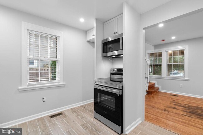 Building Photo - 715 Anderson Ave