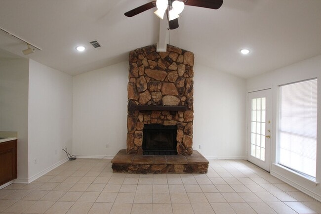 Building Photo - Available Now! 2 Bedroom 2 BathTownhome!