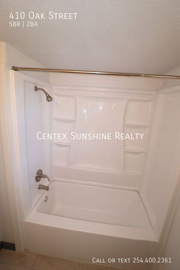 Building Photo - 410 Oak St