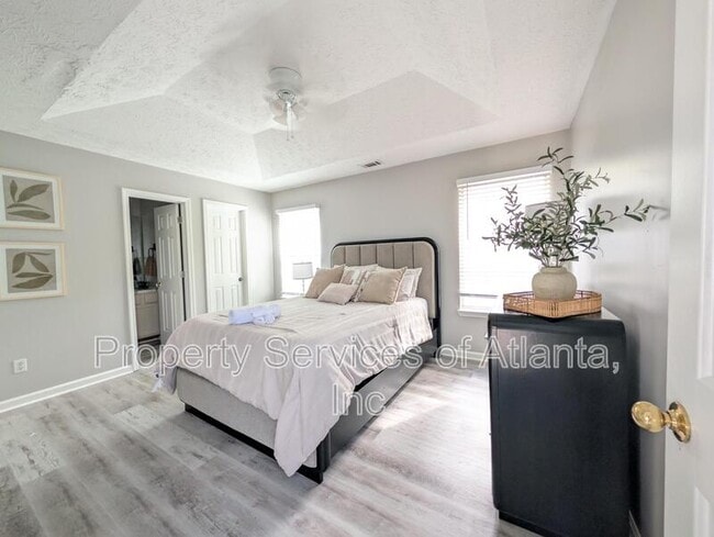 Building Photo - 5690 Hampton Ct