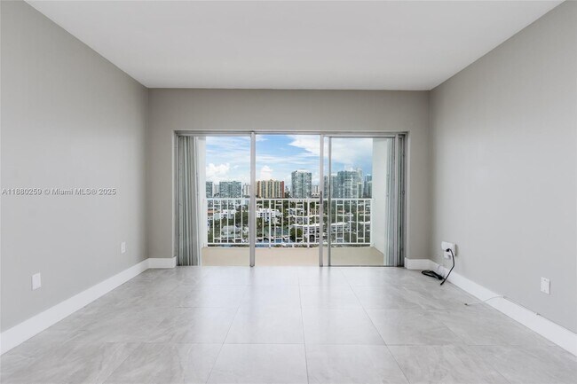 Building Photo - 500 Bayview Dr