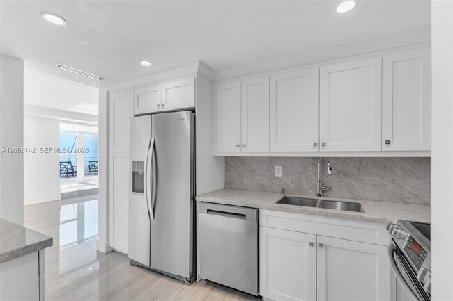 Building Photo - 5005 Collins Ave