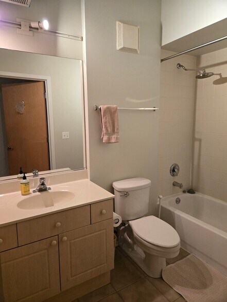 Building Photo - 1430 S Michigan Ave