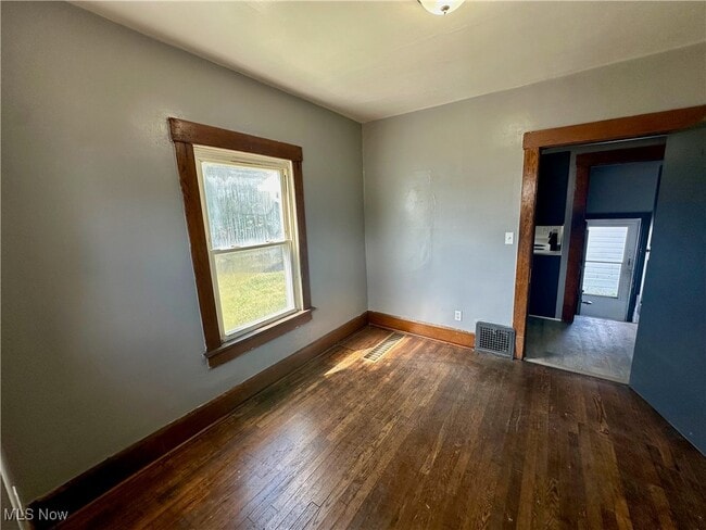 Building Photo - 323 Belden Ave NE