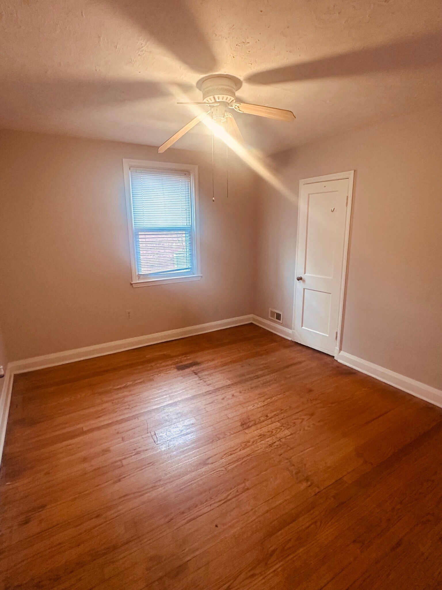 Building Photo - 3329 Ingleside Ave