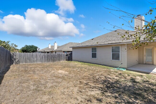 Building Photo - FREE First Month's Rent!
