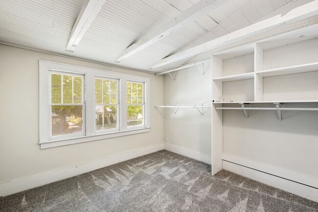 Building Photo - Charming 3 Bedroom, 2 Bath Home with Abundant Space & Natural Light