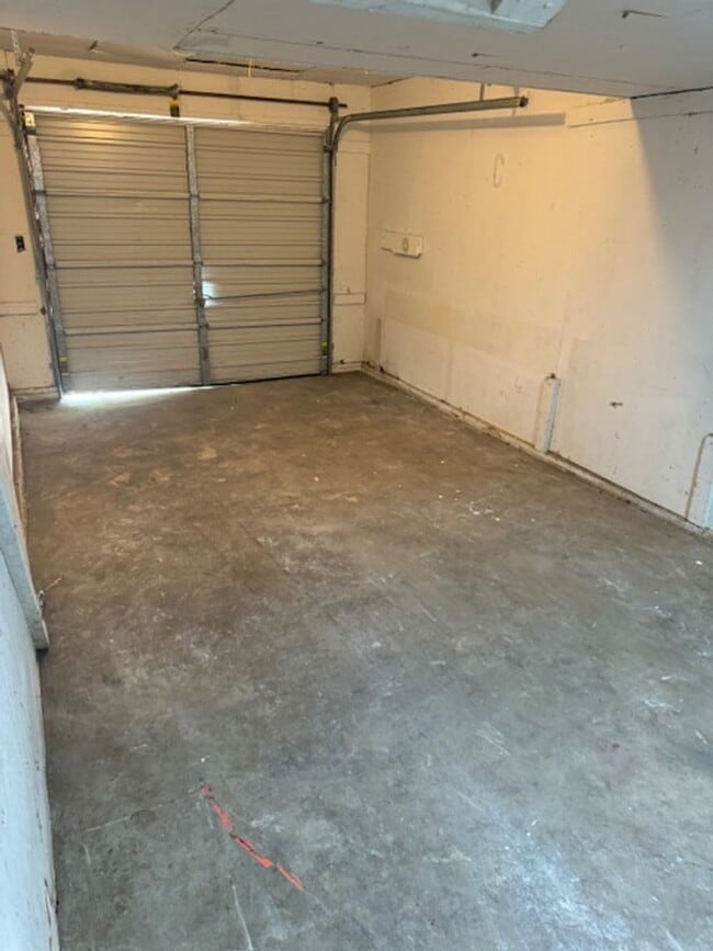 Building Photo - 1672 S Maple Ave