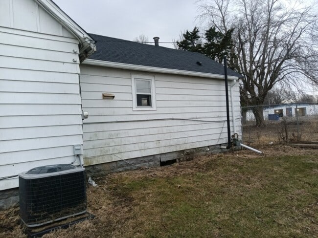 Building Photo - 313 S Dye St