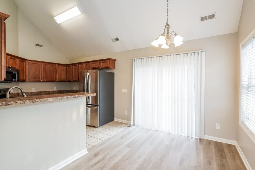 Building Photo - 723 Wildwood Dr