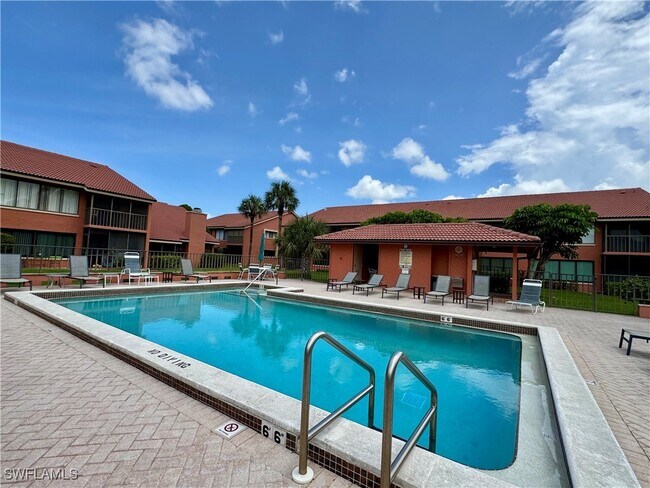 Building Photo - 124 Cypress Way E