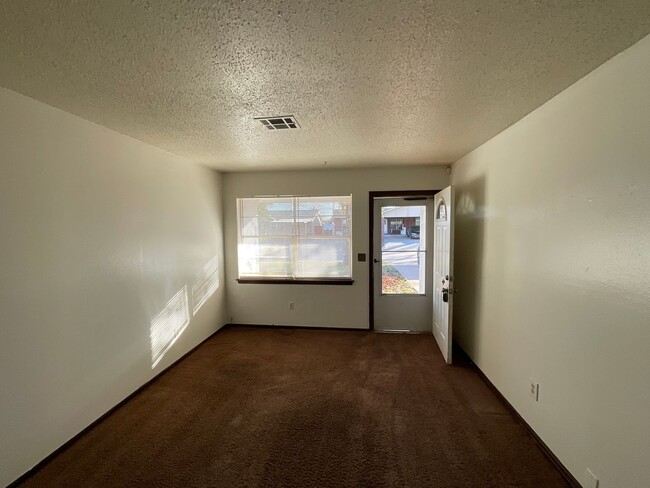 Building Photo - 3 Bed, 1 Bath, 2 Car Garage