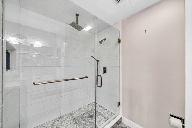 Building Photo - 827 Oak Harbour Dr