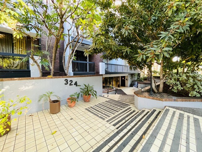 Primary Photo - Lush and Lavish Lower Level Beverly Hills ...