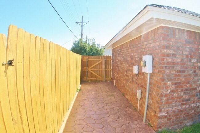 Building Photo - 4 Bed Home, 3 Car Garage! Zia School Distr...