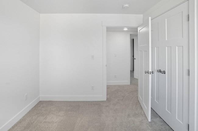 Building Photo - 225 265