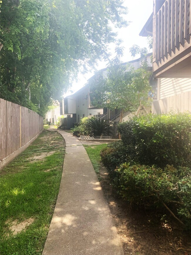Building Photo - 7200 Clarewood Dr