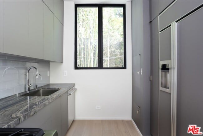 Building Photo - 1033 1/2 Grant St